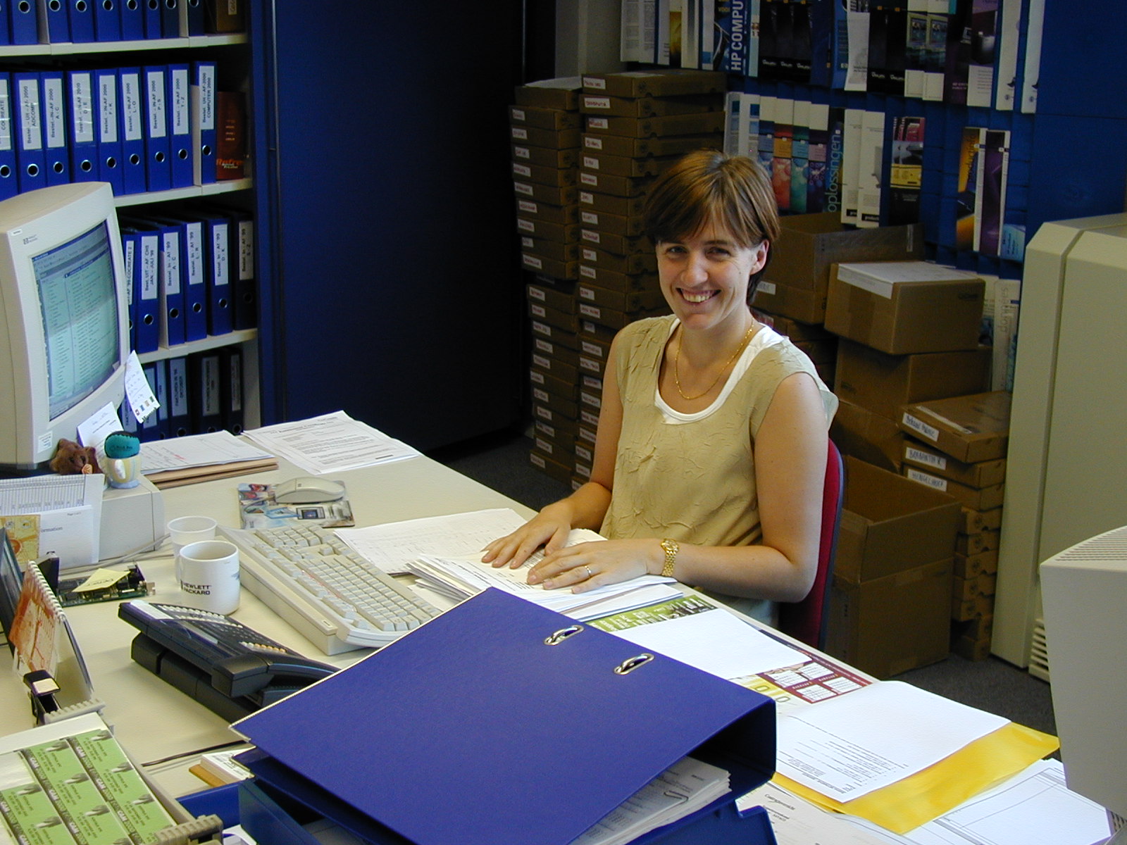 Collega Sabine in 2000. Van laptops was toen nog geen sprake. Van papier daarentegen...