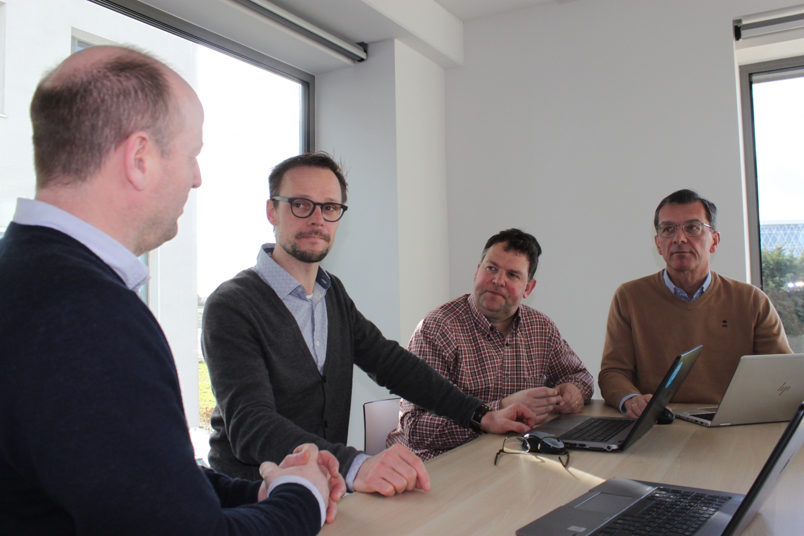 savaco experts aan het praten over digitale transformatie aan een tafel