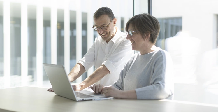 2 collega's werken samen op 1 laptop
