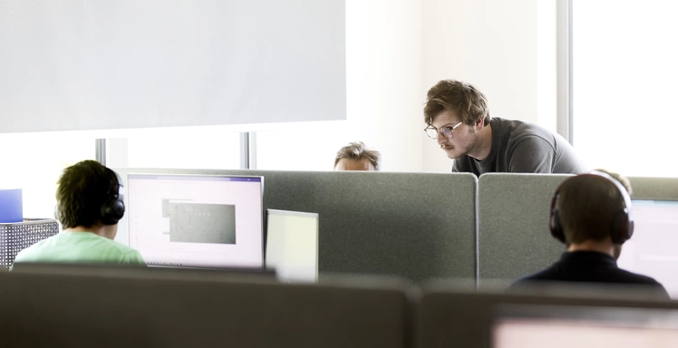 medewerkers samenwerken bureau