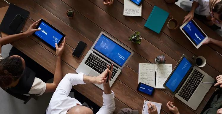 Vergadering met laptops en telefoons