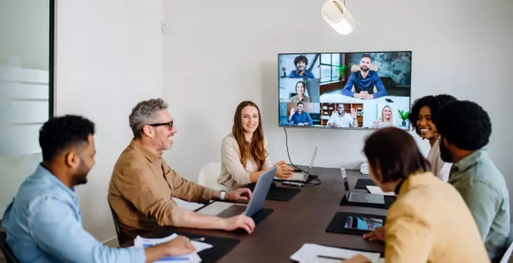 In een hybride meeting kunnen zowel mensen op kantoor als collega's vanop afstand gelijkwaardig deelnemen.