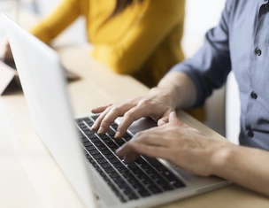 typen op een laptop