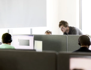 medewerkers samenwerken bureau