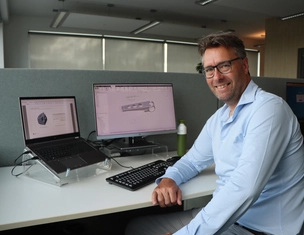 Expert Philip aan het werk met 3D CAD tekeningen
